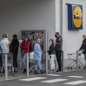 Gužva pred trgovinom u splitskom naselju Sirobuja