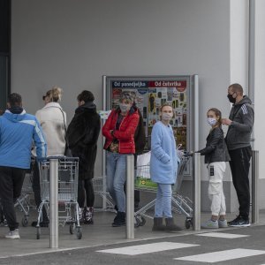 Gužva pred trgovinom u splitskom naselju Sirobuja