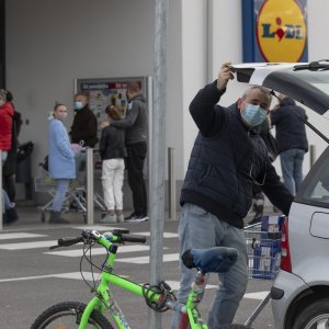 Gužva pred trgovinom u splitskom naselju Sirobuja