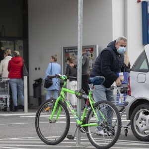 Gužva pred trgovinom u splitskom naselju Sirobuja