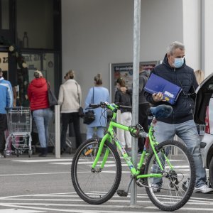 Gužva pred trgovinom u splitskom naselju Sirobuja