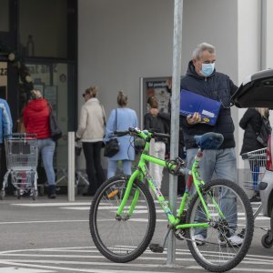 Gužva pred trgovinom u splitskom naselju Sirobuja