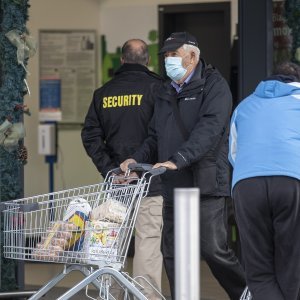 Gužva pred trgovinom u splitskom naselju Sirobuja