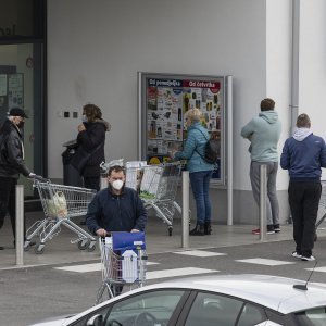 Gužva pred trgovinom u splitskom naselju Sirobuja