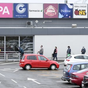 Gužva ispred trgovačkog centra u Sisku