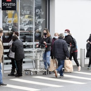 Gužva ispred trgovačkog centra u Sisku