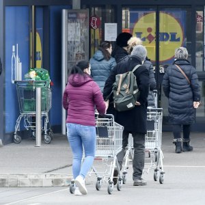 Gužva ispred trgovačkog centra u Sisku