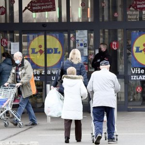 Gužva ispred trgovačkog centra u Sisku