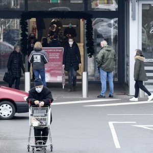 Gužva ispred trgovačkog centra u Sisku