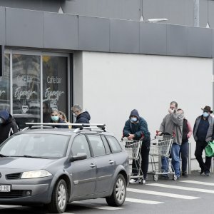 Gužva ispred trgovačkog centra u Sisku