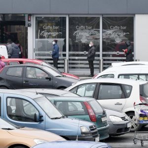 Gužva ispred trgovačkog centra u Sisku