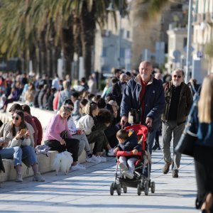 Gužva na splitskoj rivi u jeku epidemije koronavirusa