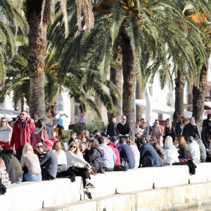 Gužva na splitskoj rivi u jeku epidemije koronavirusa