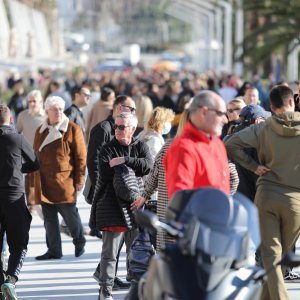 Gužva na splitskoj rivi u jeku epidemije koronavirusa