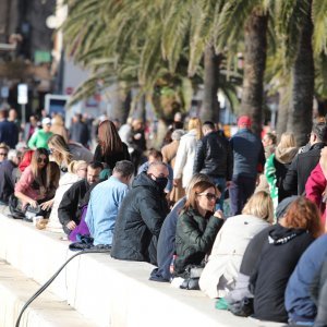 Gužva na splitskoj rivi u jeku epidemije koronavirusa