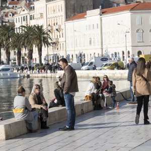 Sunce privuklo građane Splita na rivu