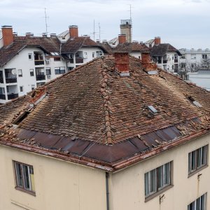 Petrinja: Pogled iz zraka na krovove zgrada i kuća oštećenih u potresu