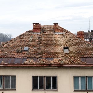 Petrinja: Pogled iz zraka na krovove zgrada i kuća oštećenih u potresu