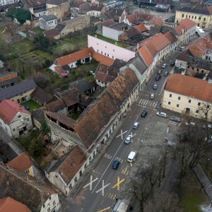 Petrinja: Pogled iz zraka na krovove zgrada i kuća oštećenih u potresu