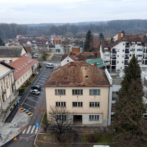 Petrinja: Pogled iz zraka na krovove zgrada i kuća oštećenih u potresu