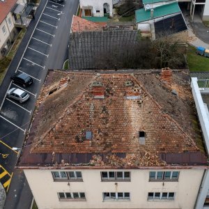 Petrinja: Pogled iz zraka na krovove zgrada i kuća oštećenih u potresu