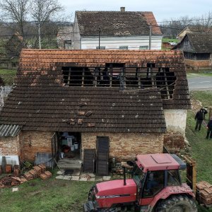 Brest Pokupski: Pogled iz zraka na kuće koje su teško stradale u potresu