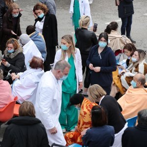 Osoblje i pacijenti bolnice na Svetom duhu nakon potresa izašli ispred bolnice