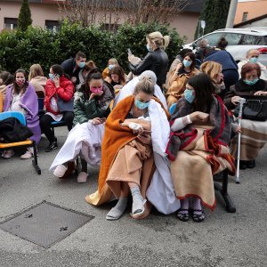 Osoblje i pacijenti bolnice na Svetom duhu nakon potresa izašli ispred bolnice