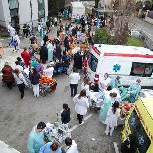 Osoblje i pacijenti bolnice na Svetom duhu nakon potresa izašli ispred bolnice