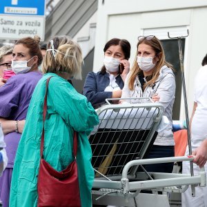 Osoblje i pacijenti bolnice na Svetom duhu nakon potresa izašli ispred bolnice