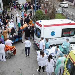 Osoblje i pacijenti bolnice na Svetom duhu nakon potresa izašli ispred bolnice