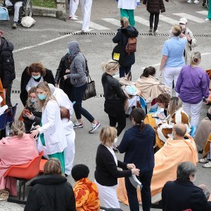 Osoblje i pacijenti bolnice na Svetom duhu nakon potresa izašli ispred bolnice