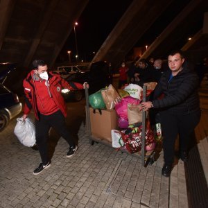 Prikupljanje pomoći za Petrinju ispred dvorane Krešimira Ćosića na Višnjiku