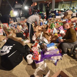 Prikupljanje pomoći za Petrinju ispred dvorane Krešimira Ćosića na Višnjiku