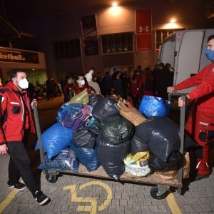 Prikupljanje pomoći za Petrinju ispred dvorane Krešimira Ćosića na Višnjiku