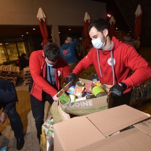 Prikupljanje pomoći za Petrinju ispred dvorane Krešimira Ćosića na Višnjiku