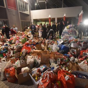 Prikupljanje pomoći za Petrinju ispred dvorane Krešimira Ćosića na Višnjiku