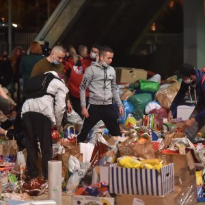 Prikupljanje pomoći za Petrinju ispred dvorane Krešimira Ćosića na Višnjiku