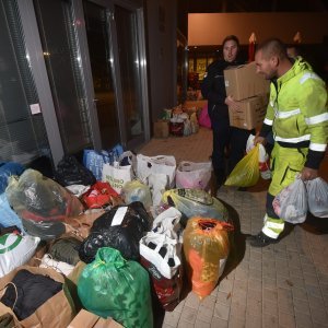 Prikupljanje pomoći za Petrinju ispred dvorane Krešimira Ćosića na Višnjiku