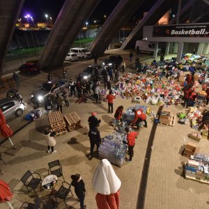 Prikupljanje pomoći za Petrinju ispred dvorane Krešimira Ćosića na Višnjiku