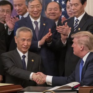 Donald Trump i zamjenik kineskog premijera Liu He potpisuju sporazum o trgovinskoj suradnji