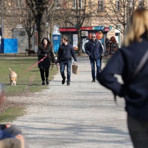 Zagreb: Građani uživaju u sunčanom danu na trgu dr. Franje Tuđmana