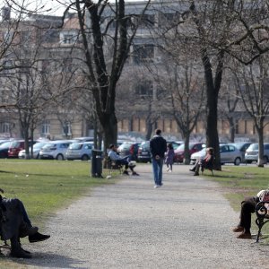 Zagreb: Građani uživaju u sunčanom danu na trgu dr. Franje Tuđmana