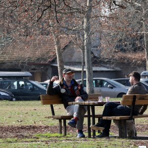 Zagreb: Građani uživaju u sunčanom danu na trgu dr. Franje Tuđmana