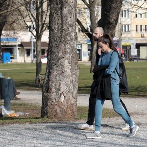 Zagreb: Građani uživaju u sunčanom danu na trgu dr. Franje Tuđmana