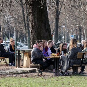 Zagreb: Građani uživaju u sunčanom danu na trgu dr. Franje Tuđmana