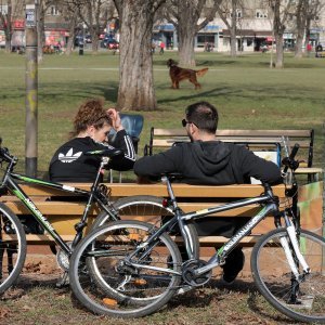 Zagreb: Građani uživaju u sunčanom danu na trgu dr. Franje Tuđmana