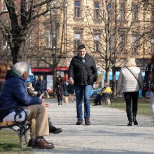 Zagreb: Građani uživaju u sunčanom danu na trgu dr. Franje Tuđmana