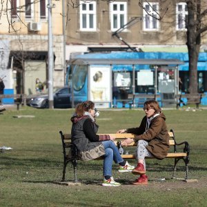 Zagreb: Građani uživaju u sunčanom danu na trgu dr. Franje Tuđmana