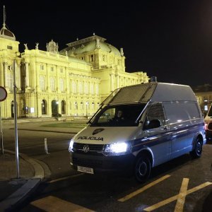 Policija pred HNK nadzire javna okupljanja